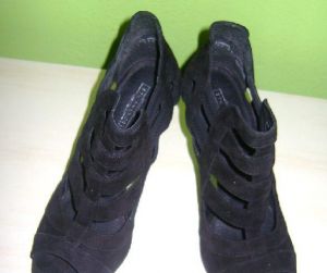 Krásne čierne velúrové sandále
